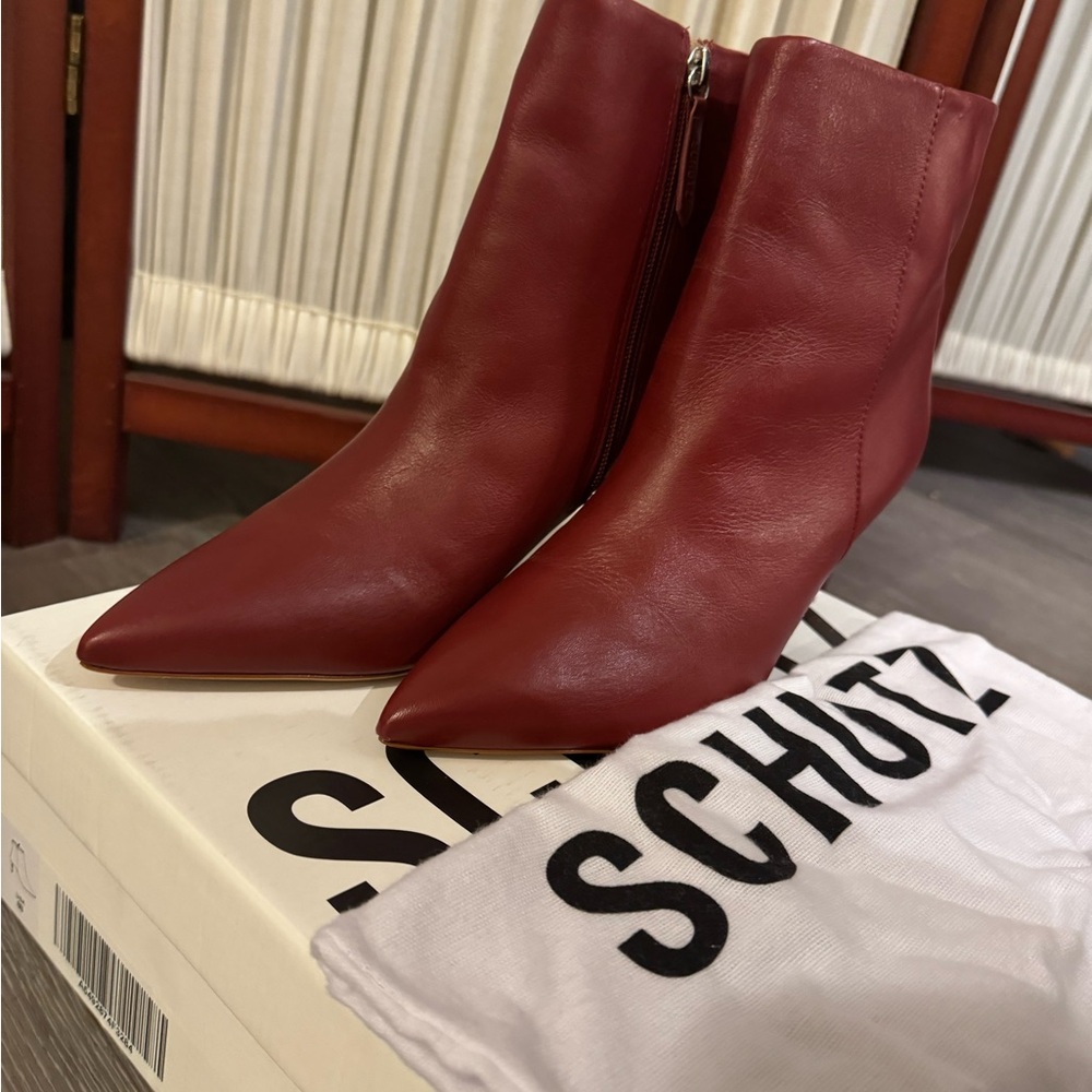 SCHUTZ Red Ankle Boots with Sleek Design and Side Zipper